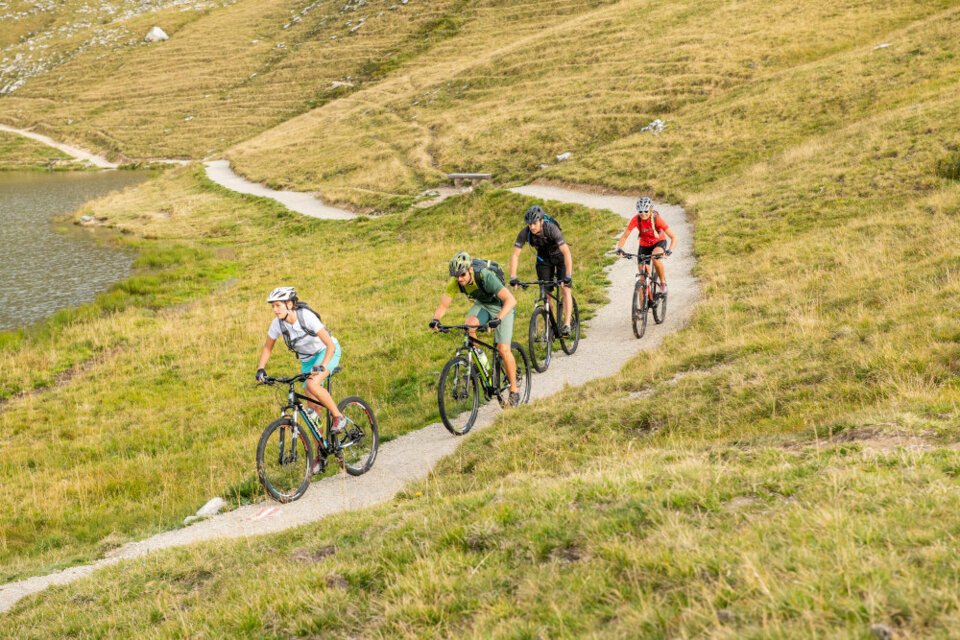 Hardtail Mountainbiker auf Trail im freien Gelände