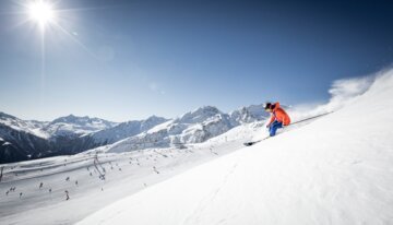 Skifahrer auf einer Piste im Skigebiet Sölden | © Ötztal Tourismus / Rudi Wyhlidal
