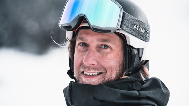 Smiling man wearing ski helmet and goggles | © Liam Doran / Atomic Austria GmbH