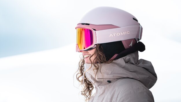 Woman wearing pink ski helmet and goggles | © Atomic Austria GmbH