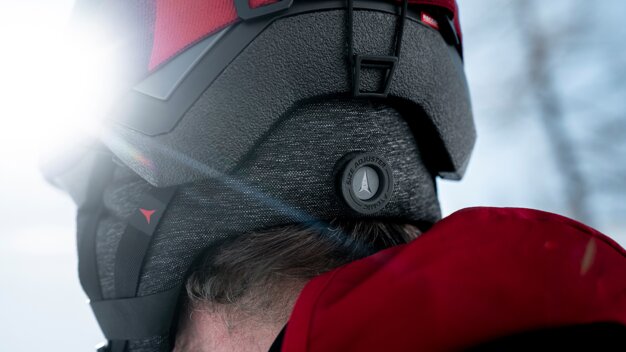 Close-up of a ski helmet with a size adjuster. | © Atomic Austria GmbH