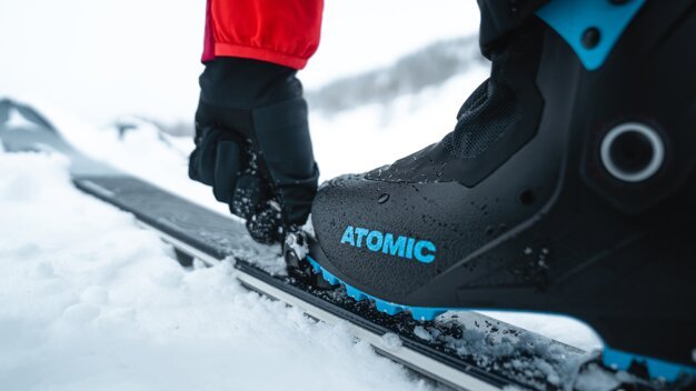Atomic ski boot being clicked into a ski binding. | © Atomic Austria GmbH