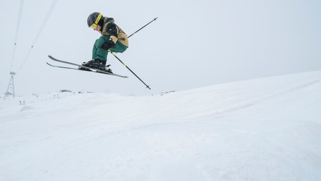 Skifahrer springt über Schnee | © IIC/McKINLEY