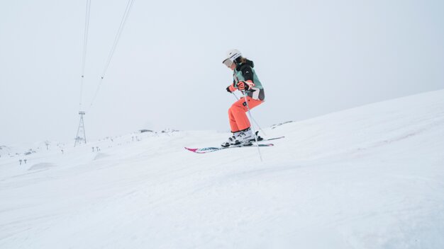Skier on snowy slope | © IIC/McKINLEY