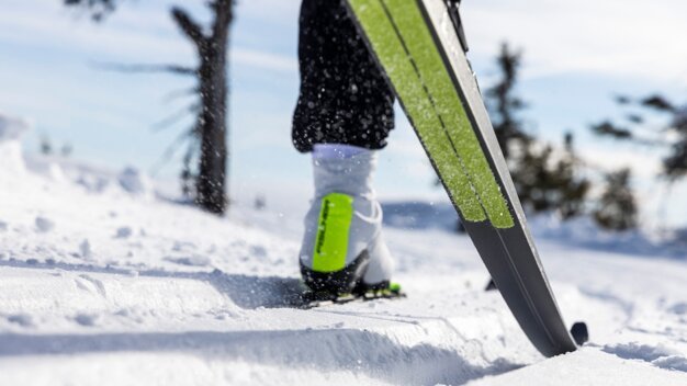 Langlaufski im Schnee mit Stiefel | © Fischer Sports GmbH