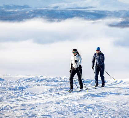 Zwei Personen beim Skilanglauf in verschneiter Landschaft. | © Fischer Sports GmbH