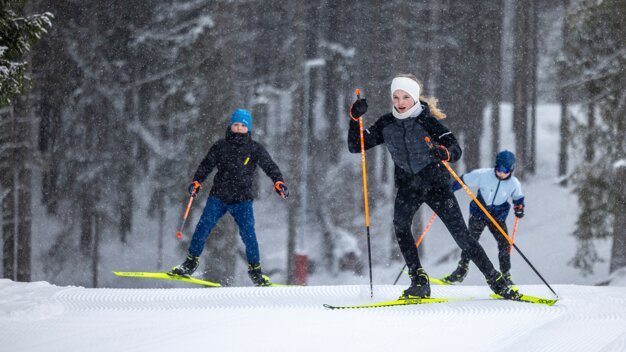 Kinder beim Langlaufen im Schnee. | © Fischer Sports GmbH