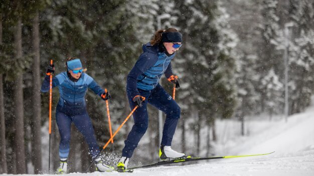 Zwei Frauen beim Skilanglauf im Schnee. | © Fischer Sports GmbH