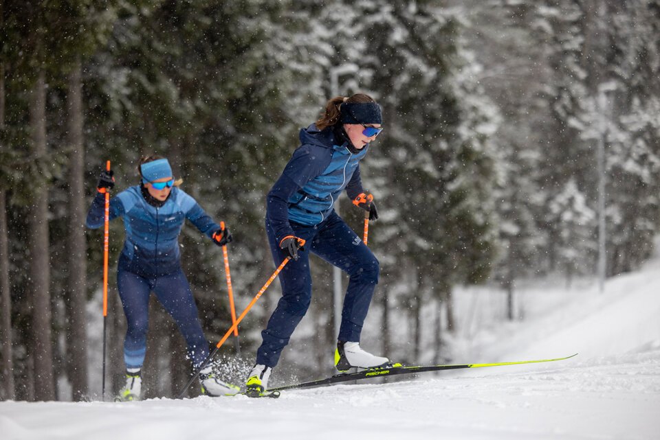 © Fischer Sports GmbH Two women cross-country skiing in the snow. | © Fischer Sports GmbH