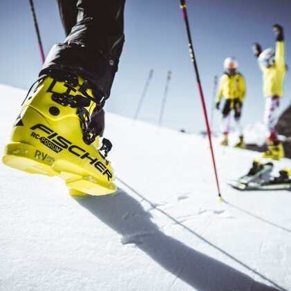 Yellow Fischer ski boot in the snow. | © Fischer Sports GmbH