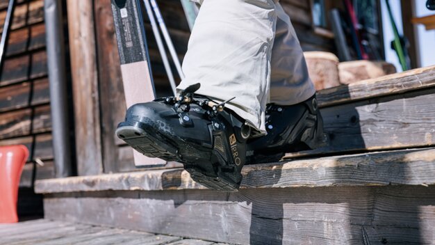 Person wearing ski boots on wooden steps. | © IIC - INTERSPORT International Corporation GmbH