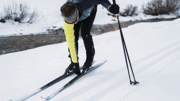 Langläufer befestigt Ski auf Schnee | © INTERSPORT International Corporation GmbH