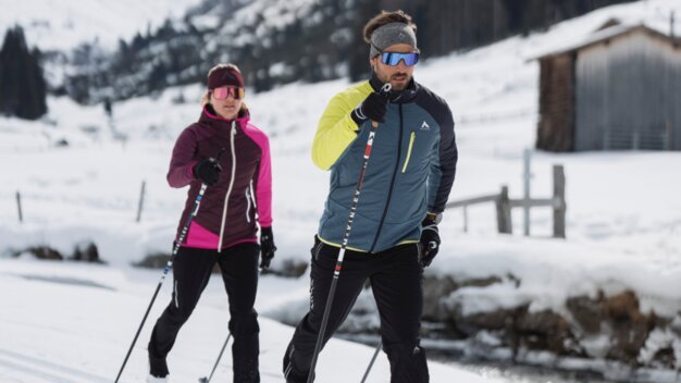 Zwei Personen beim Langlaufen in verschneiter Landschaft. | © INTERSPORT International Corporation GmbH