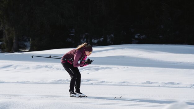 Frau beim Langlaufen im Schnee. | © INTERSPORT International Corporation GmbH