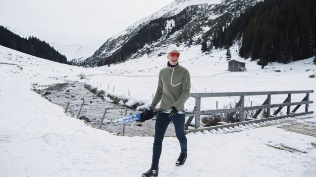 Skilangläufer überquert Brücke im Schnee. | © INTERSPORT International Corporation GmbH