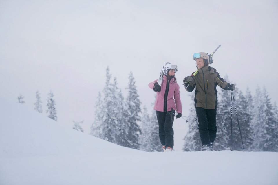 Two skiers walking through a snowy landscape. | © INTERSPORT International Corporation GmbH