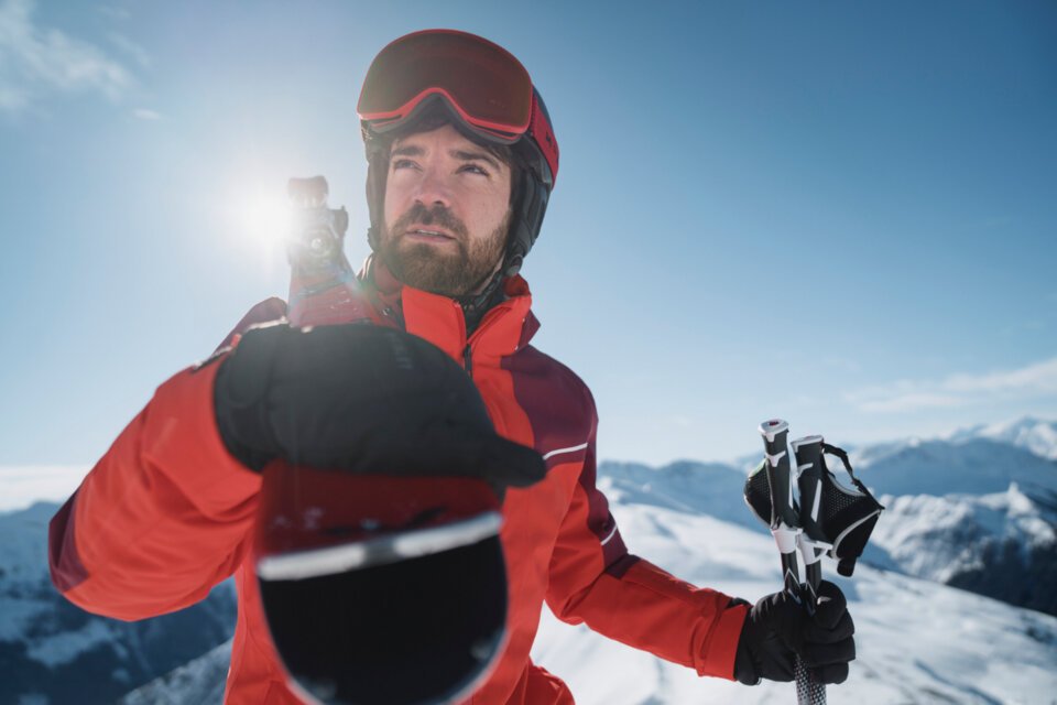 Skier with skis and poles in the mountains. | © INTERSPORT International Corporation GmbH
