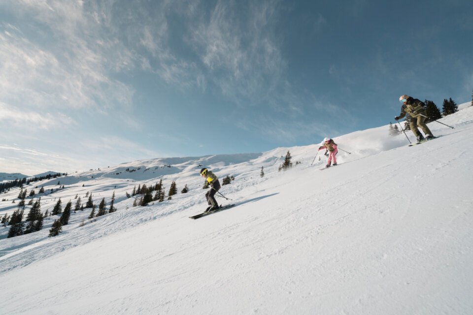 © INTERSPORT International Corporation GmbH Group of skiers on a snowy slope. | © INTERSPORT International Corporation GmbH