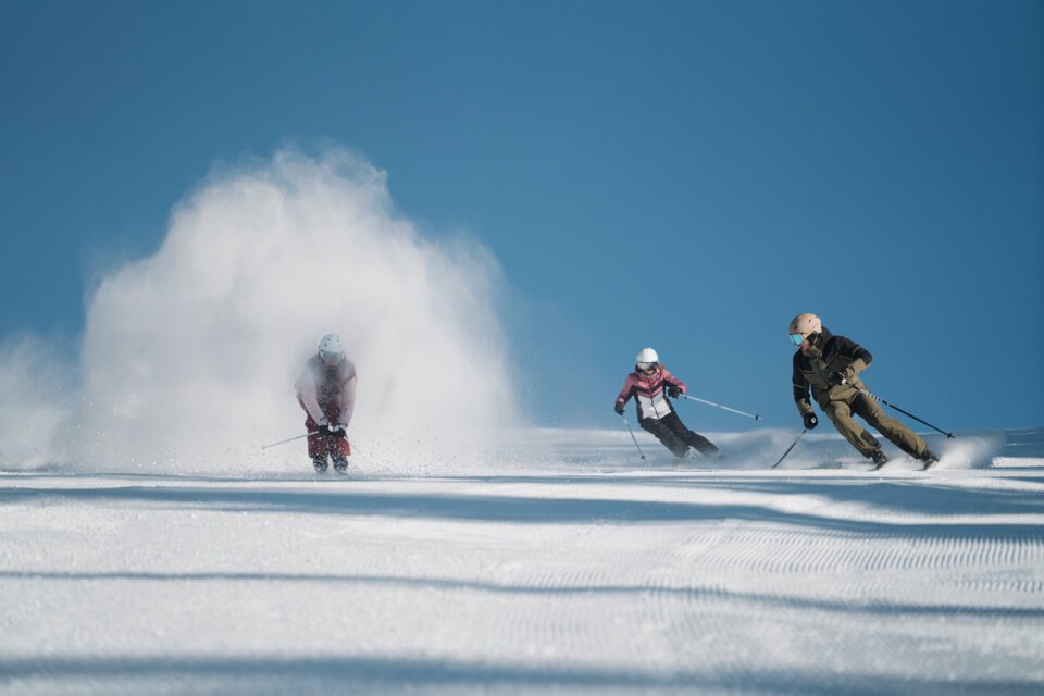 Drei Skifahrer auf einer schneebedeckten Piste | © INTERSPORT International Corporation GmbH