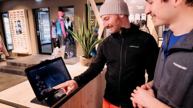 Zwei Männer betrachten einen Touchscreen mit Daten. | © ARMIN WALCHER