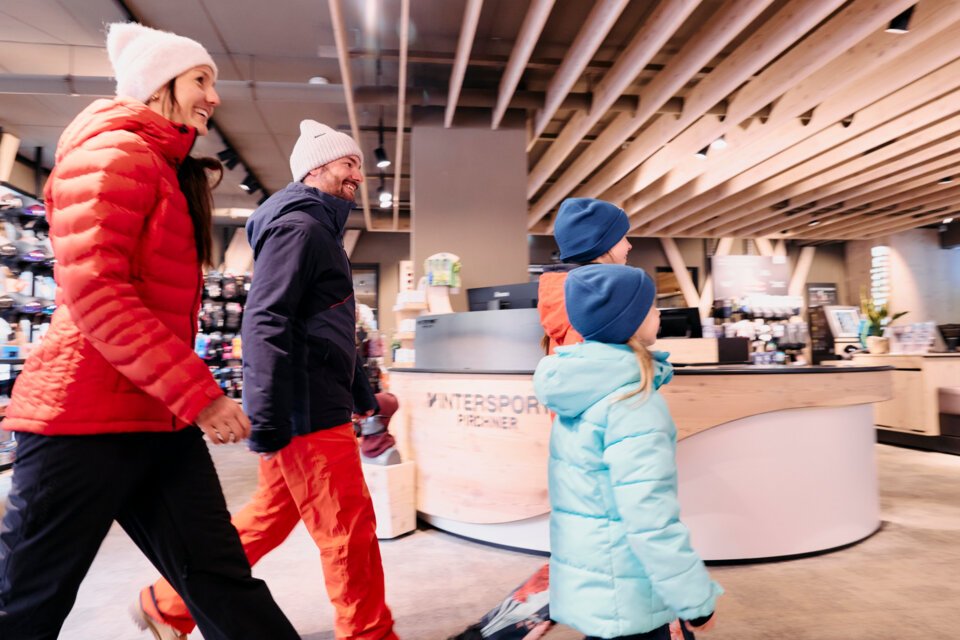 © ARMIN WALCHER Family shopping in a sports store. | © ARMIN WALCHER