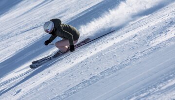 © INTERSPORT International Corporation GmbH / Jeremy Bernard Skier carving down a steep slope. | © INTERSPORT International Corporation GmbH / Jeremy Bernard