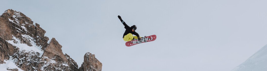 Snowboarder springt vor Berglandschaft | © Oliver Godbold photography / ROSSIGNOL