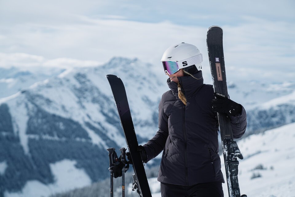 © INTERSPORT International Corporation GmbH Skier with skis and helmet in the mountains | © INTERSPORT International Corporation GmbH