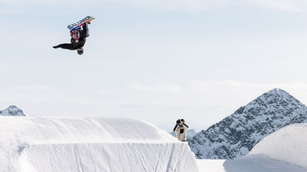 Snowboarder macht Flip in der Luft. | © Salomon