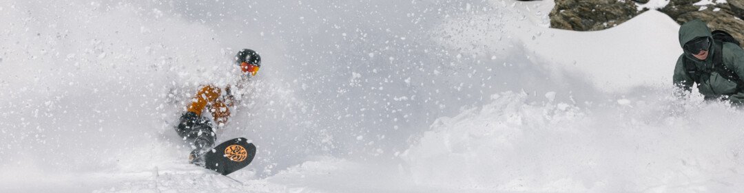 Zwei Snowboarder im Tiefschnee, Staubwolke | © Salomon