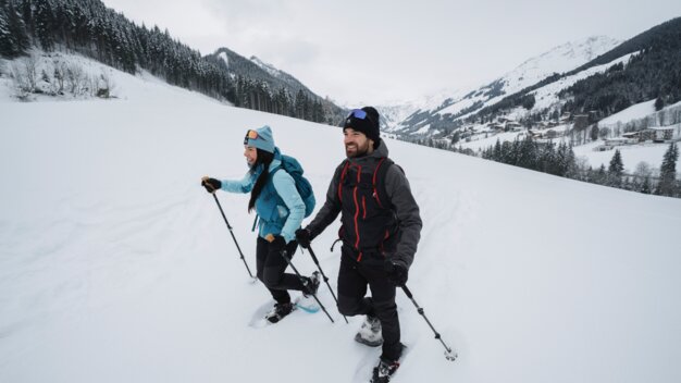Zwei Personen beim Schneeschuhwandern in verschneiter Landschaft. | © INTERSPORT International Corporation GmbH