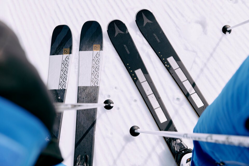© ARMIN WALCHER Two pairs of skis in the snow with ski poles | © ARMIN WALCHER