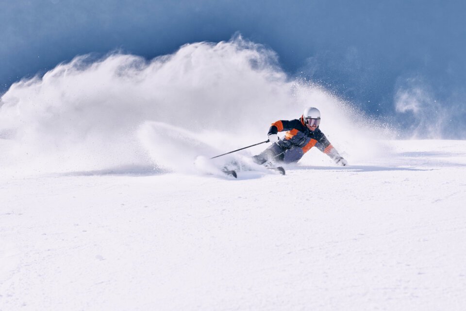 Skier carving in powder snow | © ARMIN WALCHER