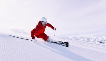 Skier in red ski wear skiing | © ARMIN WALCHER