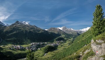 Panoramic view of a mountain landscape with a village in the valley | © © Ötztal Tourismus | Alexander Lohmann