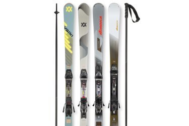 4 verschiedene Skimodelle der Klasse Economy mit Stöcke
