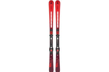 Paar rote Atomic Redster Ski mit Bindungen.