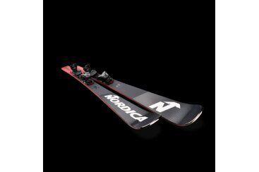 Paar Nordica Ski auf schwarzem Hintergrund