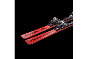 Ein Paar rote Nordica Dobermann Ski mit Bindungen.