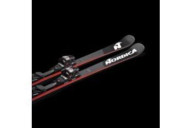 Ein Paar Nordica Ski auf schwarzem Hintergrund.