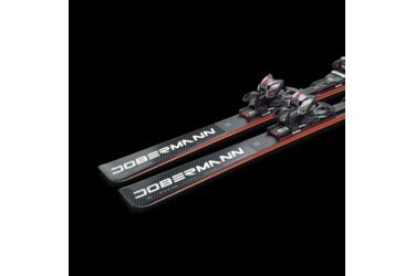 Ein Paar Dobermann-Ski mit Bindungen auf schwarzem Hintergrund.