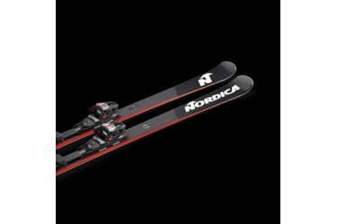 Paar Nordica Ski auf schwarzem Hintergrund