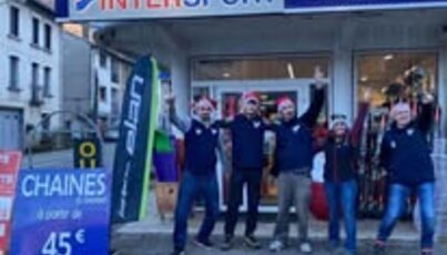 Gruppe von Personen vor einem Intersport-Geschäft.