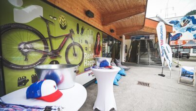 Stand mit Werbeplakat für Fahrradverleih und Zubehör