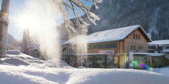 Intersport-Geschäft in einem Tal in verschneiter Winterlandschaft