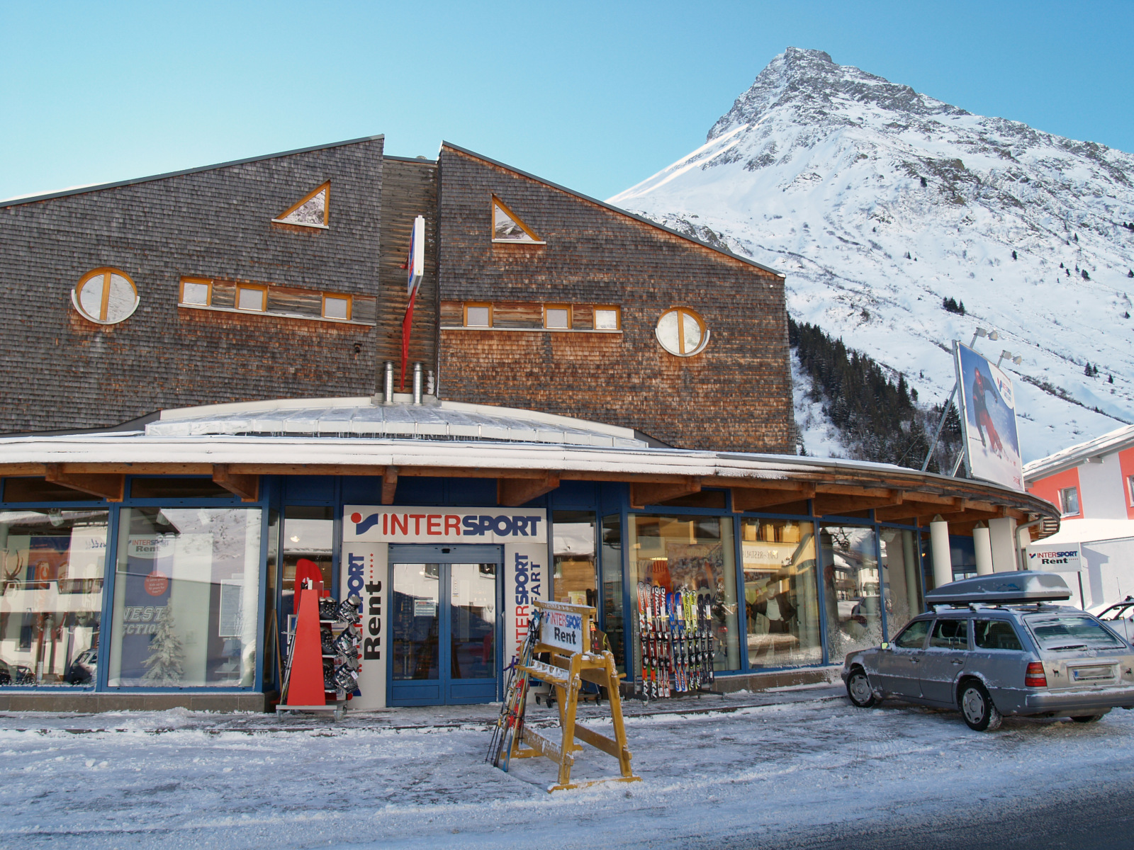 Hauptgeschäft gegenüber Hotel Ballunspitze