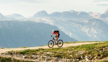 Hardtail E-Mountainbiker in Österreichs Bergen