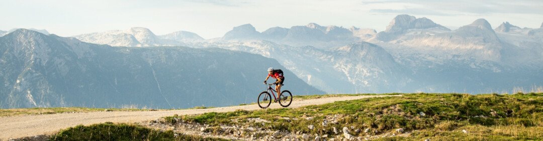 Hardtail E-Mountainbiker in Österreichs Bergen