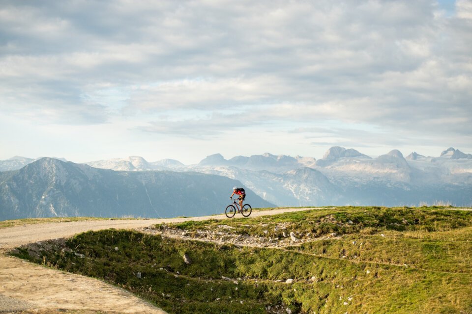 Hardtail Mountainbiker vor Bergpanorama in Österreich