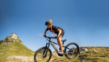 Bikerin auf Full Suspension E-Mountainbike